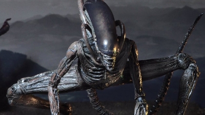 NECA unveil their official Alien: Covenant figure for Alien Day!