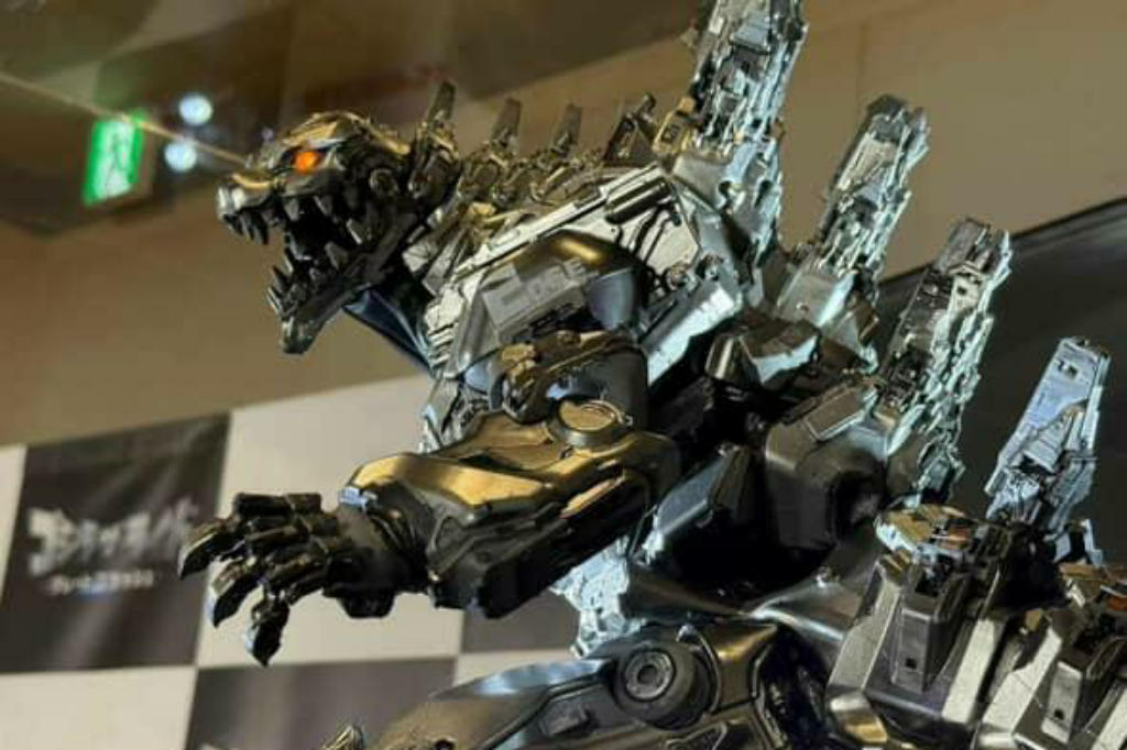 A closer look at Toho's new Mechagodzilla design unveiled at Godzilla ride opening!
