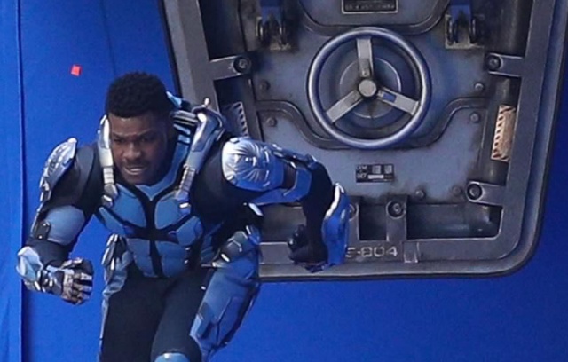 John Boyega flees a fallen Jaeger in new Pacific Rim 2 set photos!